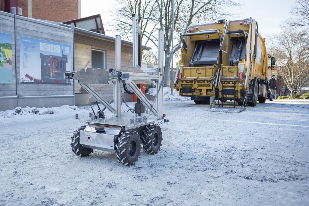 G2016-0013 A Drone, Garbage Truck and Robot Work in Sync to Collect Trash Bins