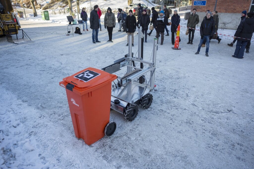 G2016-0016 A Drone, Garbage Truck and Robot Work in Sync to Collect Trash Bins